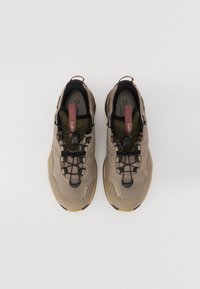Braune Wanderschuhe aus strukturiertem Stoff, mit Gummisohle, schwarzen und olivgrünen Akzenten sowie einem schnellen Schnürsystem für einen sicheren Sitz.