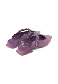 Zapatos de ante púrpura con tiras traseras, puntera afilada, tira decorada con piedras preciosas transparentes y un bajo tacón cuadrado.
