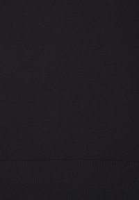 Schwarzer Strickstoff mit glatter Textur, der am unteren Rand einen gerippten Saum aufweist. Die Oberfläche ist gleichmäßig ohne Muster oder sichtbare Details.