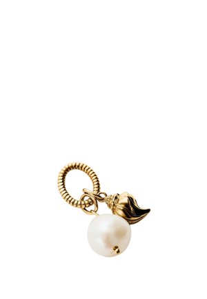 Anillo texturizado dorado con una perla blanca colgante y un pequeño charm de concha marina dorada sobre un fondo blanco.