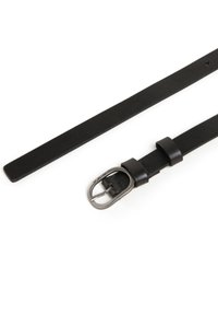 Schwarzer Leder-Gürtel mit einer silberfarbenen Metallschnalle. Der Riemen ist flach und glatt mit einem schlichten, minimalistischen Design und dezenten Nähten.