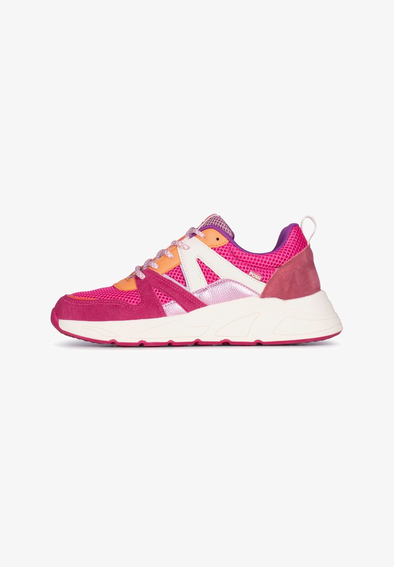 Zapatilla deportiva en tonos rosa y naranja, confeccionada con materiales de malla y ante, con un diseño lateral único, suela blanca gruesa y un sistema de cordones con detalles en rosa.
