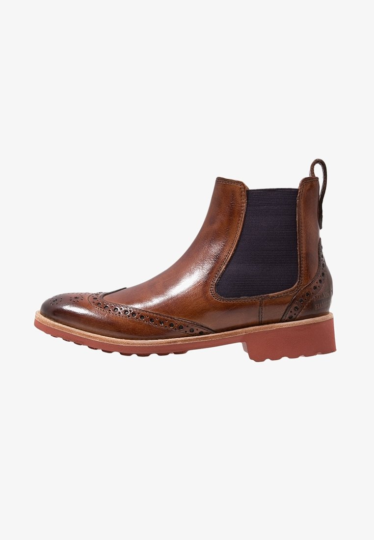 Bottine Chelsea en cuir marron avec détails brogue, panneau latéral élastique noir et semelle épaisse en caoutchouc avec languette à l'arrière.