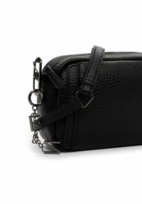 Borsa a tracolla in pelle nera texture, con tracolla regolabile, chiusura con cerniera e charm metallici a forma di lettere attaccati all'anello laterale.