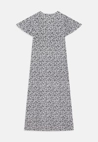 Midi-jurk met bloemenprint en korte, vloeiende mouwen, gemaakt van lichtgewicht stof. Het patroon heeft kleine zwarte bloemen op een witte achtergrond.