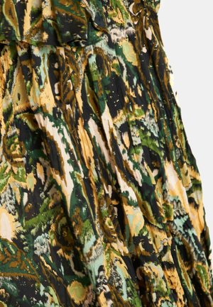 Mehrfarbiges Kleid mit einem strukturierten, geschichteten Design in Grün, Schwarz und Goldmustern. Der Stoff hat eine fließende Qualität und einen subtilen Glanz.