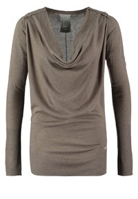 Bruine lange mouwtop met een gedrapeerde halslijn, ribgebreide manchetten en zoom, gemaakt van zachte stof. Bevat schouderaccenten en een subtiele glans.