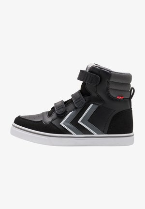 Højtop sneakers med overdel i sort syntetisk læder og tekstil, grå zigzag-detaljer, dobbelt velcro-stropper og hvid gummisål.