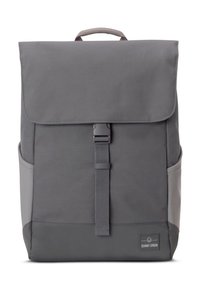 Rucsac din material textil gri, cu clapetă pliabilă, curea reglabilă și cataramă frontală. Are buzunare laterale și un finisaj texturat.