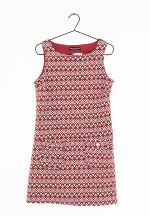 Robe sans manches rouge avec un motif géométrique blanc, col rond et deux poches avant avec des accents de boutons dorés.