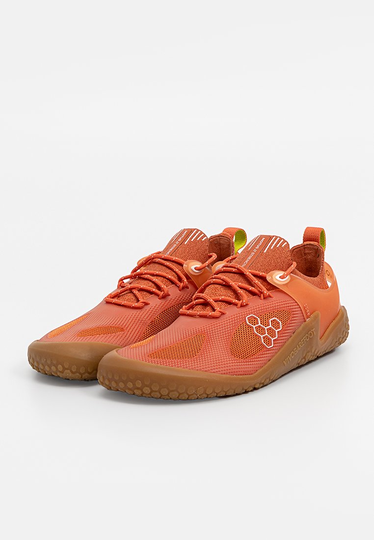 Zapatillas deportivas de malla naranjas con un diseño ligero, suelas de goma, acentos amarillos contrastantes y una marca prominente en el lateral.