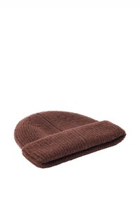 Brązowa dziergana czapka z wywiniętym prążkowanym mankietem. Wykonana z miękkiego, teksturowanego materiału, z okrągłą górą i dopasowanym fasonem.