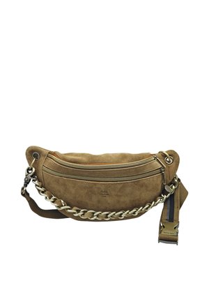 Sac banane en daim marron avec deux poches zippées, détail chaîne dorée, sangle réglable et fermoir à boucle métallique.