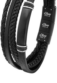 Bracciale in pelle nera caratterizzato da cinturini intrecciati e lisci, dettagli metallici e marchio inciso, con un design elegante e minimalista.