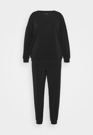 PLUS - Tracksuit - black