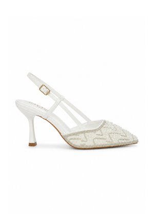 Zapato blanco de tacón alto con tira trasera, punta puntiaguda, decorado con perlas y cuentas, y una pequeña correa con hebilla dorada.