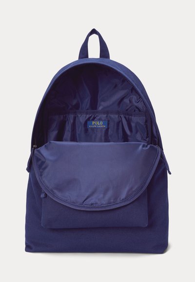 Tumši zils Polo Ralph Lauren mugursoma atvērta, atklājot plašu galveno nodalījumu un iekšējo kabatu ar zīmola etiķeti.