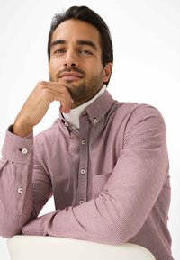 Rood-wit geblokt overhemd met lange mouwen, voorzien van een button-down kraag en witte knopen, gemaakt van een gladde stof met een getailleerde pasvorm.