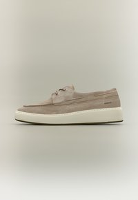 Παντόφλα casual μπεζ από σουέτ με λευκή χοντρή σόλα, κορδόνια στο μπροστινό μέρος και διακριτικές ραφές σε ουδέτερο φόντο.