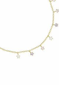 Collana in oro con piccoli smeraldi multicolori distribuiti uniformemente lungo i link, che mostra un design delicato e una finitura lucida.
