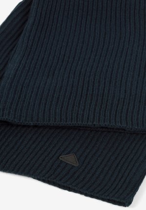 Tamnoplavi rebrasti pleteni šal s teksturiranom završnom obradom. Sadrži mali crni trokutasti logotip kao naglasak blizu ruba.