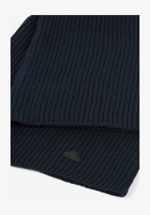 Tamnoplavi rebrasti pleteni šal s teksturiranom završnom obradom. Sadrži mali crni trokutasti logotip kao naglasak blizu ruba.