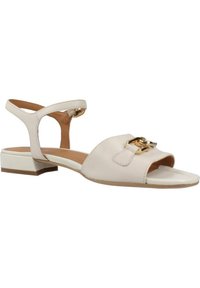 Sandal in pelle color beige chiaro con punta aperta, dettaglio in hardware dorato e tacco a blocco basso. Presenta una fascia alla caviglia per una vestibilità sicura.