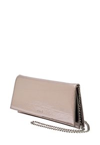 Portafoglio a busta rosa metallico con texture liscia e lucida, dotato di una tracolla a catena e dettagli con logo sul davanti.