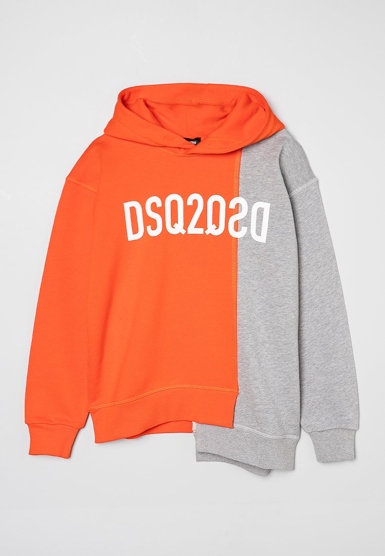 Kapuzensweatshirt in Orange und Grau, mit einem geteilten Design. Die Vorderseite zeigt den Text "DSQ2DSD" in Weiß. Weicher Stoff.