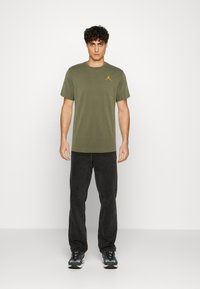 Jordan JUMPMAN CREW - T-shirt básica - medium olive/light curry