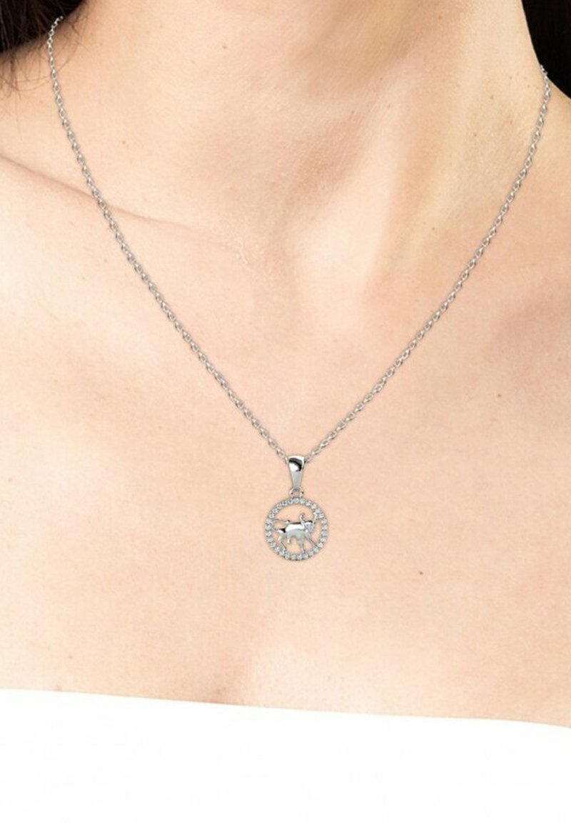 Collana in argento con pendente circolare raffigurante il profilo di un cane, circondato da un anello di piccole pietre trasparenti.