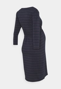 Mammaklänning i mörk marinblå med horisontella ränder i rött och rosa. Långa ärmar, figurnära midja, knälång, mjukt tyg.