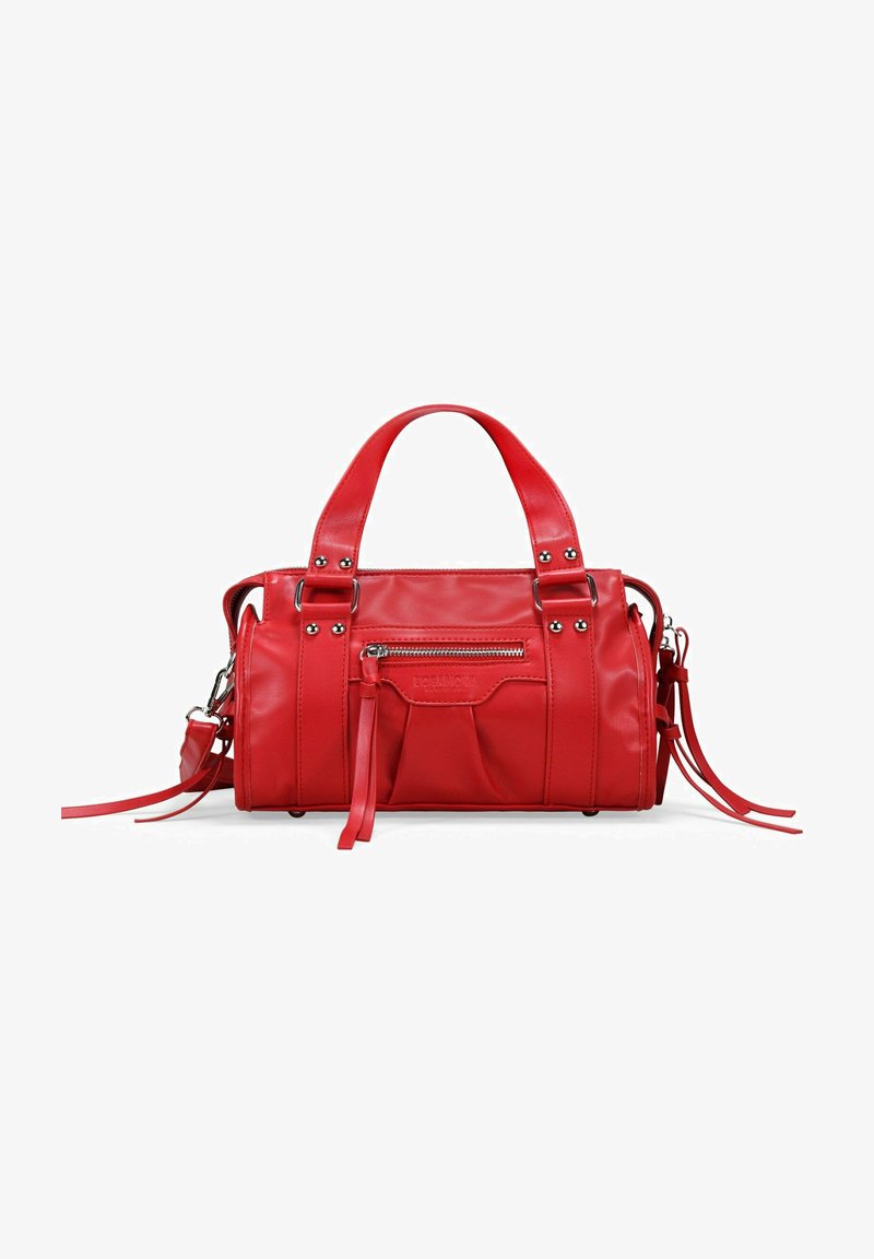 Bolso de mano de cuero rojo con dos asas, un bolsillo frontal con cremallera y largos flecos decorativos a cada lado. Textura suave y forma estructurada.