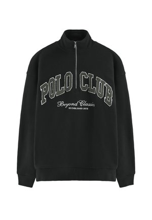 Felpa nera con colletto alto e zip a metà. Presenta "POLO CLUB" ricamato in grassetto in bianco e grigio, con "Beyond Classics" sottostante.