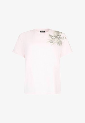 Lyserød bomulds-T-shirt med korte ærmer, der har et blomsterdesign prydet med sølvperler og rhinsten på venstre skulder.