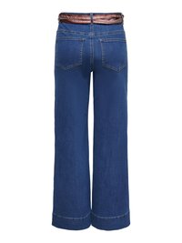 Jean bleu à jambes larges avec deux poches arrière et une ceinture marron à motif passant dans la ceinture.