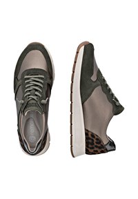 La chaussure présente un cuir suédé vert olive et gris avec un accent imprimé léopard ; un design à lacets, un tissu texturé et une semelle en caoutchouc blanc.