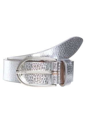Cinturón de piel texturizada plateada con una hebilla metálica redondeada y brillante, y una presilla para cinturón, enrollado con la punta apuntando hacia arriba.