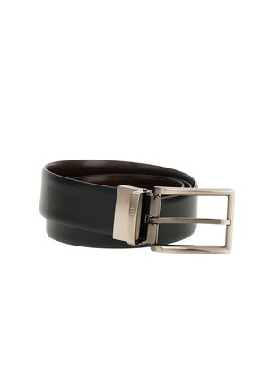 Cinturón de cuero negro con una textura suave, que cuenta con una hebilla de metal plateado y un logo. El diseño es clásico y ajustable en tamaño.