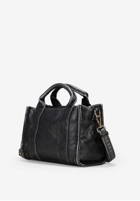 Bolso de mano de cuero negro con asas superiores duales, correa de hombro ajustable, textura suave y detalles de costura vertical.