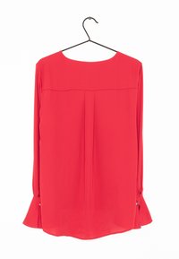 Rød bluse med lange ærmer og rund halsudskæring. Lavet af et glat materiale, med en plissering og knapdetalje på ærmekantene.