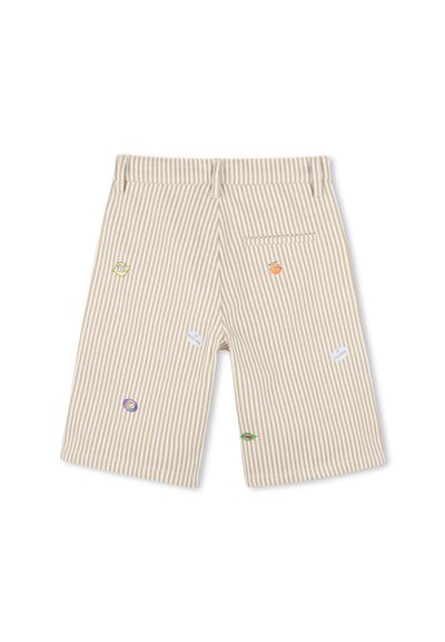 Shorts rayés beige avec divers patchs brodés colorés, dotés d'une poche arrière et d'une taille cintrée.