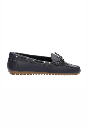 Mocasin de cuero azul marino con acabado texturizado, cordones laterales, detalle de lazo y suela de goma con pequeños puntos elevados para mayor agarre.