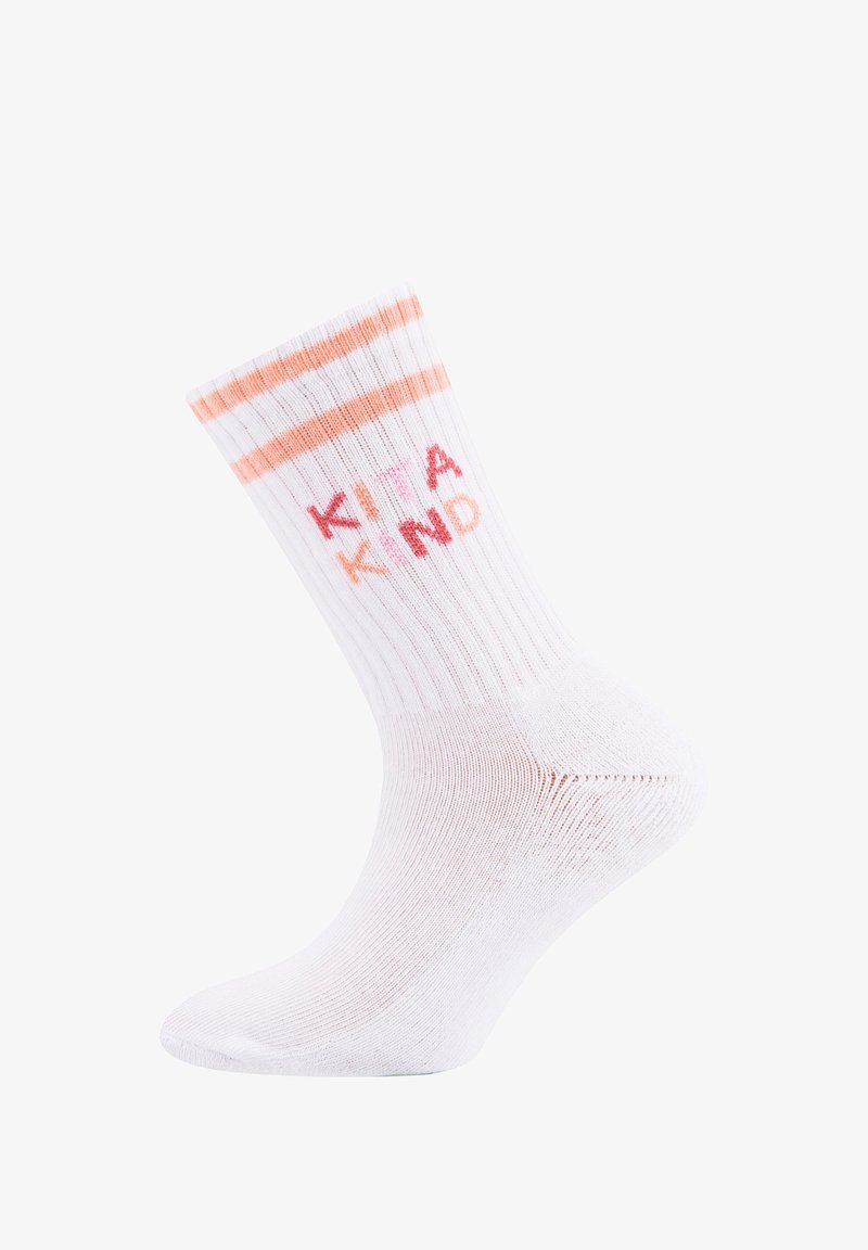 Weiße Knöchelsocken mit orangefarbenen und rosa Streifen am oberen Rand, mit dem Text „KIND“ in einer verspielten Schriftart. Hergestellt aus weichem, dehnbarem Material.