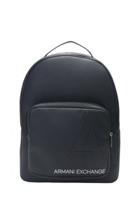 Zaino in pelle nera con superficie testurizzata, parte superiore arrotondata, tasca frontale con zip, logo "A" in rilievo e testo "ARMANI EXCHANGE" in basso.