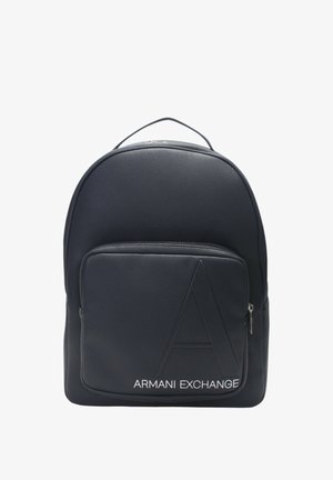 Zaino in pelle nera con superficie testurizzata, parte superiore arrotondata, tasca frontale con zip, logo "A" in rilievo e testo "ARMANI EXCHANGE" in basso.