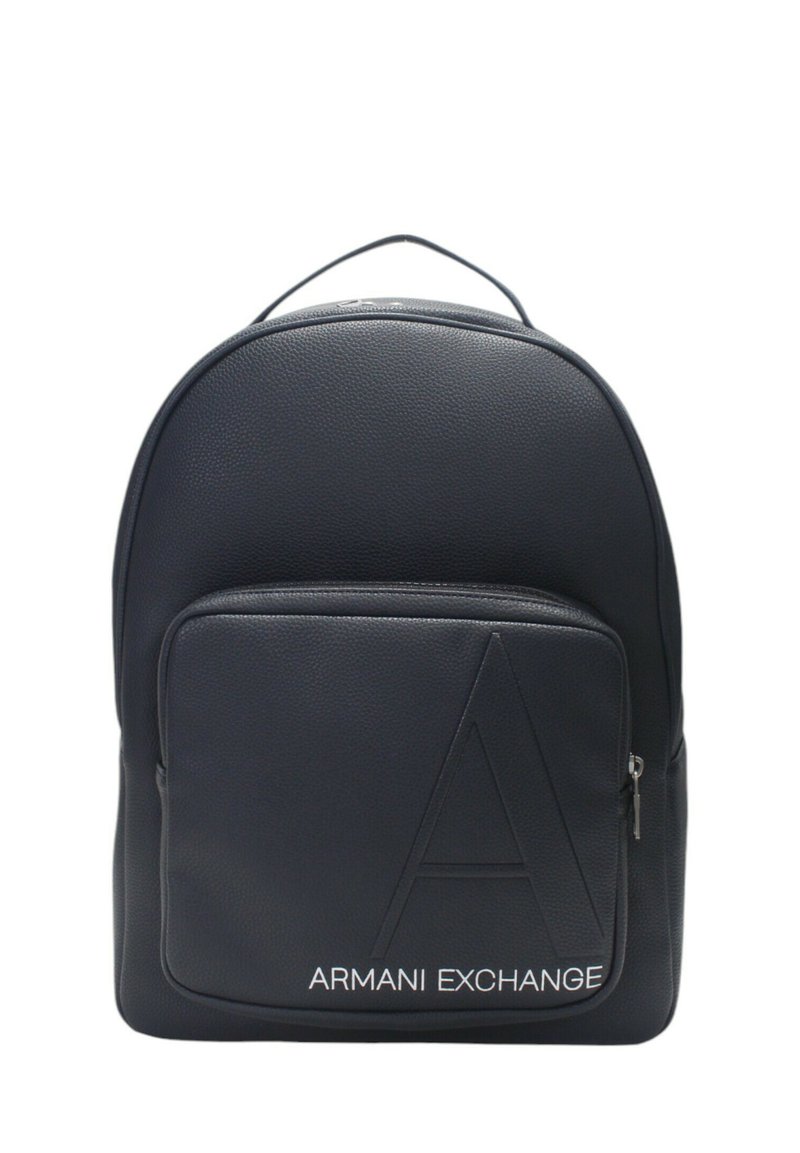 Zaino in pelle nera con superficie testurizzata, parte superiore arrotondata, tasca frontale con zip, logo "A" in rilievo e testo "ARMANI EXCHANGE" in basso.