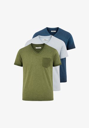 Olivengrøn V-hals t-shirt med en brystlomme, parret med lyseblå jeans og beige sko. Afslappet pasform med korte ærmer.