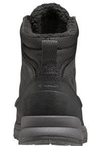 Botín de invierno aislado en negro con un upper de cuero texturizado y sintético, suela de goma y un collar acolchado con una tira de agarre.