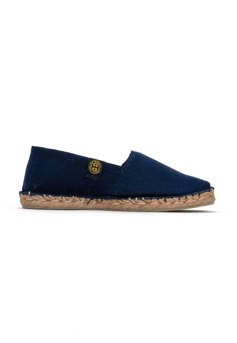 Espadrilles en toile bleu marine avec une semelle en corde de jute. Équipées d'un bouton décoratif en or sur le côté et d'une conception à bout fermé.